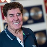 Der erfolgreiche deutsche Musikproduzent Jack White ("Looking for Freedom") starb am 16. Oktober mit 85 Jahren in Berlin. Der als Horst Nußbaum in Köln geborene White galt als einer der erfolgreichsten deutschen Musikproduzenten. White verkaufte mehr als eine Milliarde Tonträger und schrieb über tausend Songs. Stars von Roberto Blanco bis Tony Marshall, von Hansi Hinterseer bis David Hasselhoff verdankten ihm ihren Aufstieg. White steckte auch hinter Welthits wie "Gloria", "Self Control" und "When the Rain Begins to Fall"