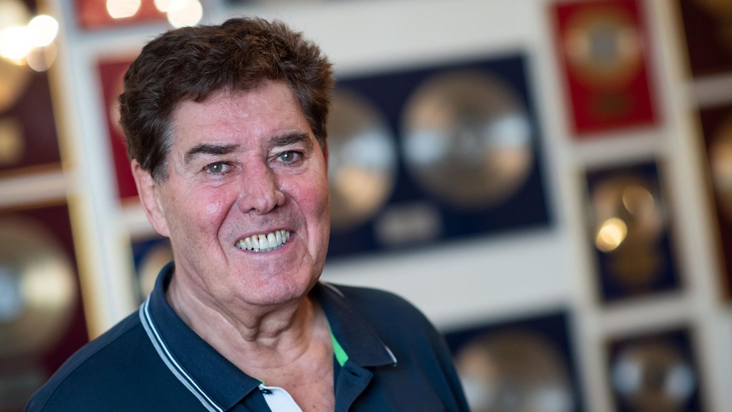 Der erfolgreiche deutsche Musikproduzent Jack White ("Looking for Freedom") starb am 16. Oktober mit 85 Jahren in Berlin. Der als Horst Nußbaum in Köln geborene White galt als einer der erfolgreichsten deutschen Musikproduzenten. White verkaufte mehr als eine Milliarde Tonträger und schrieb über tausend Songs. Stars von Roberto Blanco bis Tony Marshall, von Hansi Hinterseer bis David Hasselhoff verdankten ihm ihren Aufstieg. White steckte auch hinter Welthits wie "Gloria", "Self Control" und "When the Rain Begins to Fall"