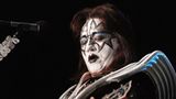 Der Mitgründer und frühere Gitarrist der US-Kultband Kiss, Ace Frehley, starb am 16. Oktober, nachdem er kurz zuvor gestürzt war, wie ein Vertreter der Familie erklärte.  Die im Jahr 1973 von Frehley, Gene Simmons, Paul Stanley und Peter Criss gegründete Band wurde durch ihre Gesichtsbemalung, exzentrischen Bühnenoutfits und harte Riffs weltweit bekannt. Zu ihren Hits gehörten unter anderem "Rock And Roll All Nite", "I Was Made For Lovin' You" und "God of Thunder". Insgesamt verkaufte Kiss weltweit mehr als hundert Millionen Platten. Die Glam-Rock-Band war für spektakuläre Auftritte mit Feuerwerk und Rauchbomben bekannt
