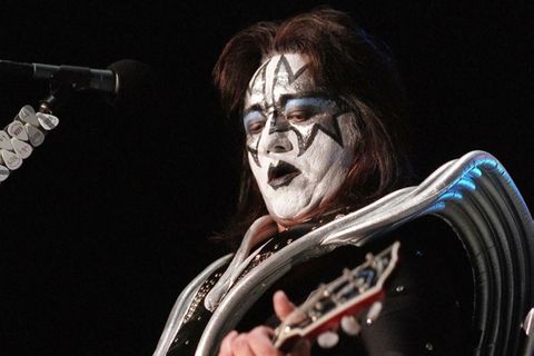 Der Mitgründer und frühere Gitarrist der US-Kultband Kiss, Ace Frehley, starb am 16. Oktober, nachdem er kurz zuvor gestürzt war, wie ein Vertreter der Familie erklärte.  Die im Jahr 1973 von Frehley, Gene Simmons, Paul Stanley und Peter Criss gegründete Band wurde durch ihre Gesichtsbemalung, exzentrischen Bühnenoutfits und harte Riffs weltweit bekannt. Zu ihren Hits gehörten unter anderem "Rock And Roll All Nite", "I Was Made For Lovin' You" und "God of Thunder". Insgesamt verkaufte Kiss weltweit mehr als hundert Millionen Platten. Die Glam-Rock-Band war für spektakuläre Auftritte mit Feuerwerk und Rauchbomben bekannt