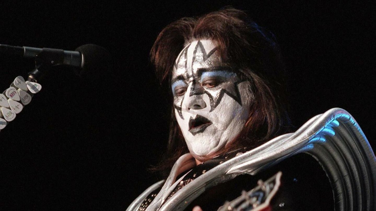 Ace Frehley Der Mitgründer und frühere Gitarrist der US-Kultband Kiss, Ace Frehley, starb am 16. Oktober, nachdem er kurz zuvor gestürzt war, wie ein Vertreter der Familie erklärte. Die im Jahr 1973 von Frehley, Gene Simmons, Paul Stanley und Peter Criss gegründete Band wurde durch ihre Gesichtsbemalung, exzentrischen Bühnenoutfits und harte Riffs weltweit bekannt. Zu ihren Hits gehörten unter anderem "Rock And Roll All Nite", "I Was Made For Lovin' You" und "God of Thunder". Insgesamt verkaufte Kiss weltweit mehr als hundert Millionen Platten. Die Glam-Rock-Band war für spektakuläre Auftritte mit Feuerwerk und Rauchbomben bekannt