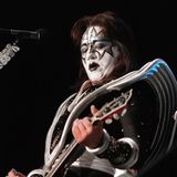 Der Mitgründer und frühere Gitarrist der US-Kultband Kiss, Ace Frehley, starb am 16. Oktober, nachdem er kurz zuvor gestürzt war. Die im Jahr 1973 von Frehley, Gene Simmons, Paul Stanley und Peter Criss gegründete Band wurde durch ihre Gesichtsbemalung, exzentrischen Bühnenoutfits und harte Riffs weltweit bekannt. Zu ihren Hits gehörten unter anderem "Rock And Roll All Nite", "I Was Made For Lovin' You" und "God of Thunder". Insgesamt verkaufte Kiss weltweit mehr als hundert Millionen Platten. Die Glam-Rock-Band war für spektakuläre Auftritte mit Feuerwerk und Rauchbomben bekannt