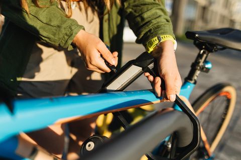 Deals des Tages: Frau schließt ihr Bike mit einem Bügelschloss an