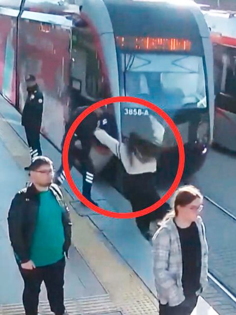 Unaufmerksame Frau läuft vor einfahrende Straßenbahn