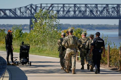Für Sicherheit und Ordnung: Nationalgardisten laufen an einer Spaziergängerin in Memphis vorbei
