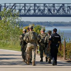 Für Sicherheit und Ordnung: Nationalgardisten laufen an einer Spaziergängerin in Memphis vorbei
