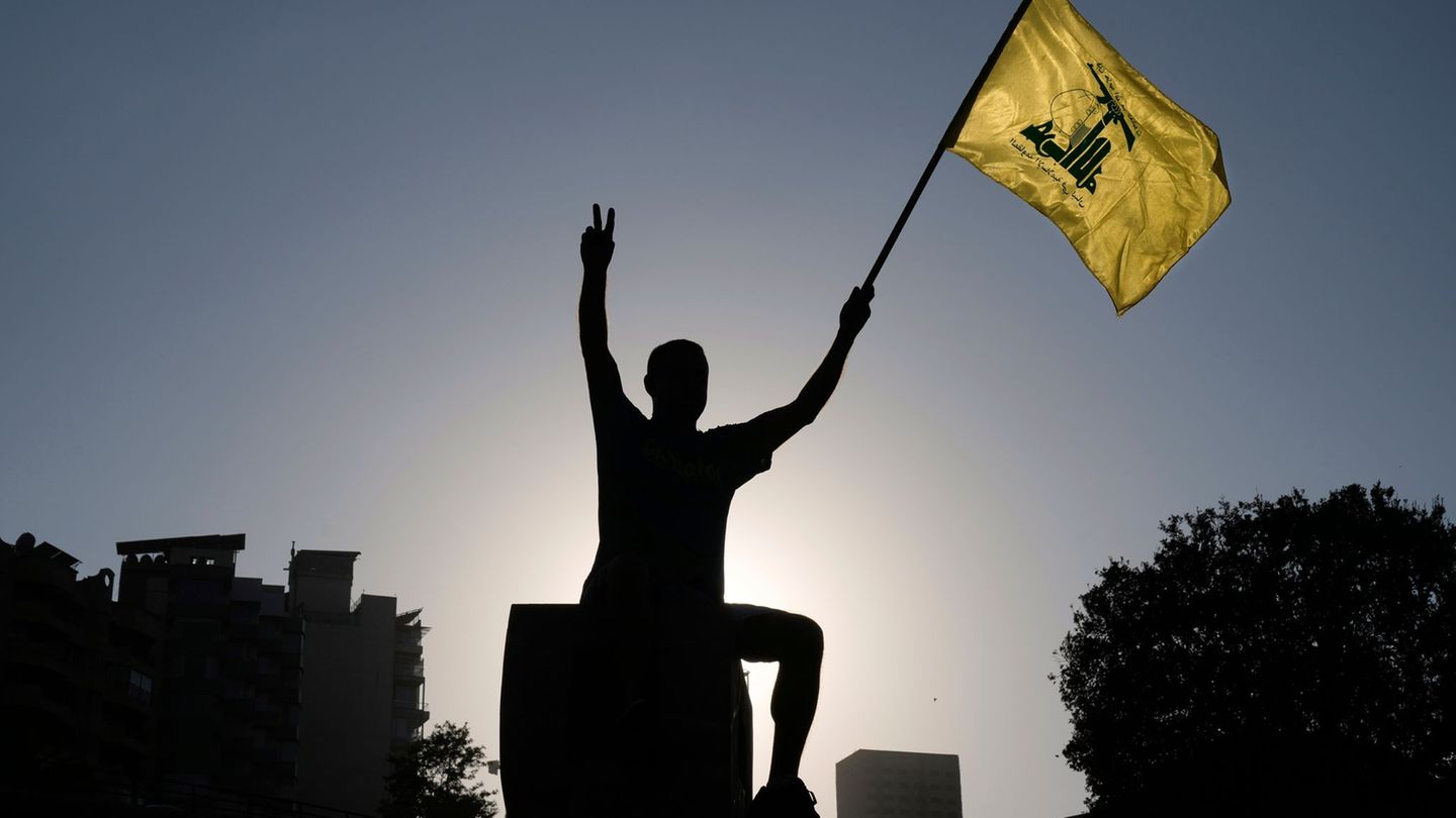 Ein Berliner Hisbollah-Anhänger wird angeklagt. Foto: Bilal Hussein/AP/dpa