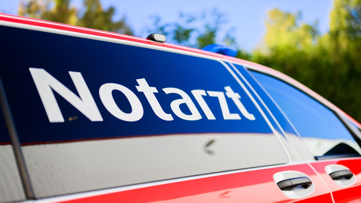 Trotz Reanimation stirbt der 63-Jährige noch an der Unfallstelle. (Symbolbild) Foto: Julian Stratenschulte/dpa