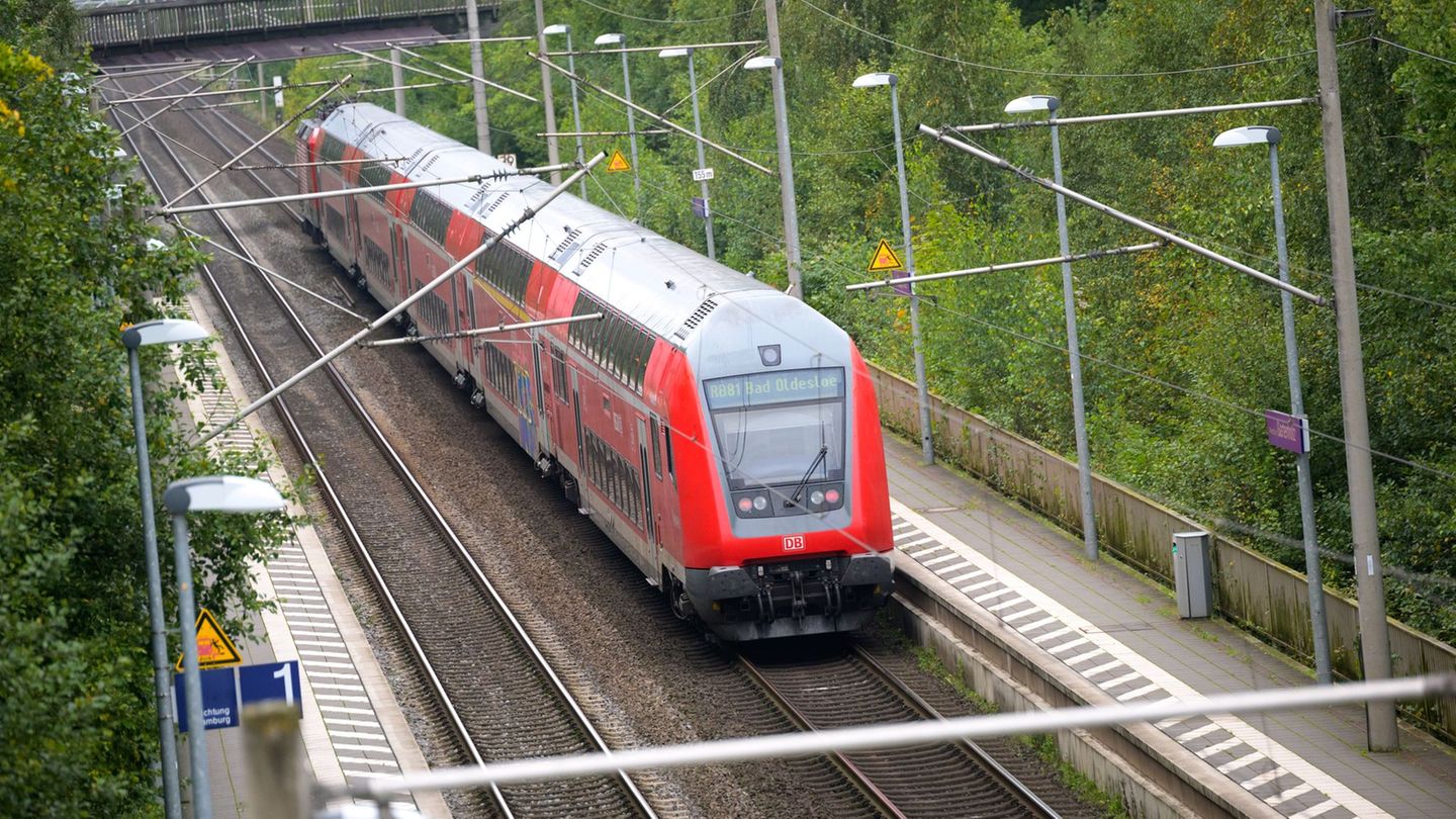 Wegen eines Stromausfalls in Reinfeld kam es auf der Bahnstrecke zwischen Hamburg und Lübeck zu Behinderungen. (Archivbild) Foto