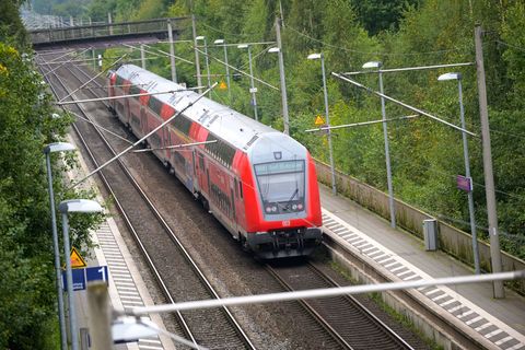 Wegen eines Stromausfalls in Reinfeld kam es auf der Bahnstrecke zwischen Hamburg und Lübeck zu Behinderungen. (Archivbild) Foto