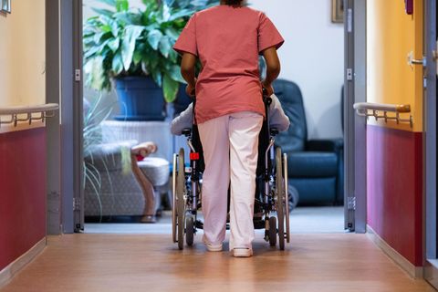 In Thüringen waren 2024 rund 11.800 Pflegebedürftige auf Sozialhilfe angewiesen, der überwiegende Teil von ihnen lebt in Pflegeh