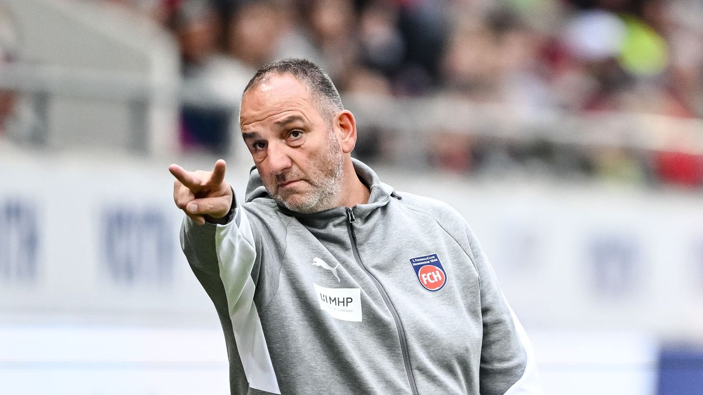 Hat gegen Werder wieder neue Offensiv-Optionen: Heidenheims Trainer Frank Schmidt. (Archivbild) Foto: Harry Langer/dpa
