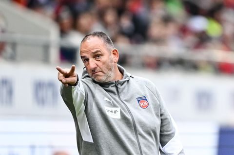 Hat gegen Werder wieder neue Offensiv-Optionen: Heidenheims Trainer Frank Schmidt. (Archivbild) Foto: Harry Langer/dpa