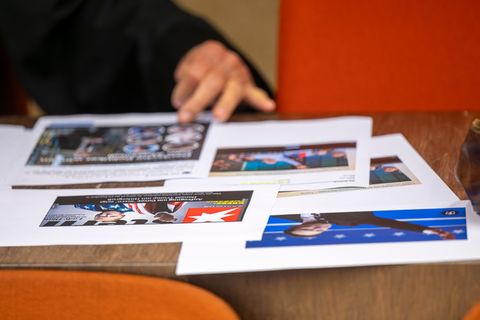Bystrons Verteidiger versuchte in dessen Abwesenheit, die Vorwürfe vor Gericht mit Hilfe anderer Abbildungen zu relativieren. Fo