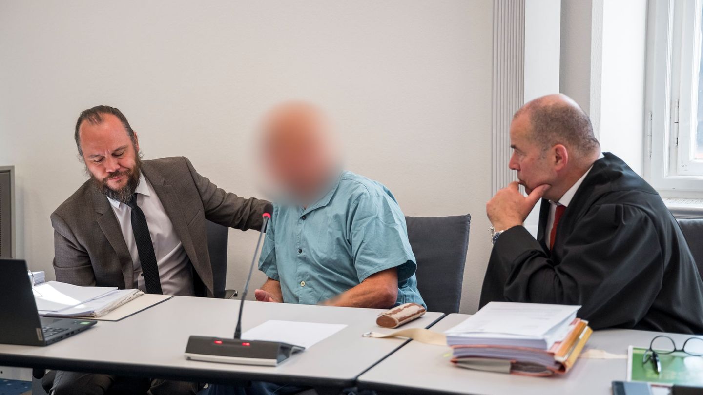 Die Verteidiger des Mannes, Christian Barthelmes (l.) und Thomas Drehsen (r.), hatten für den 74-Jährigen einen Freispruch aus M