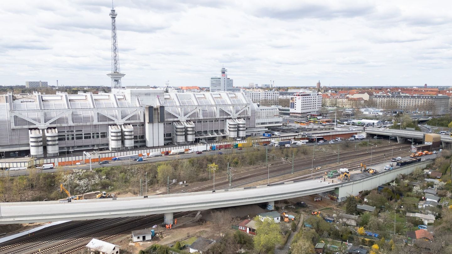 Für den Neubau der Ringbahnbrücke muss eine andere Brücke abgetragen werden. (Archivbild) Foto: Sebastian Gollnow/dpa