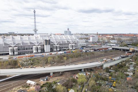 Für den Neubau der Ringbahnbrücke muss eine andere Brücke abgetragen werden. (Archivbild) Foto: Sebastian Gollnow/dpa