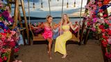 Nepo-Babys: Angela und Anna Ermakova auf zwei Schaukeln am Strand