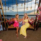 Nepo-Babys: Angela und Anna Ermakova auf zwei Schaukeln am Strand