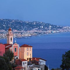 Panoramablick auf Vallecrosia im Hintergrund – im Vordergrund die Kirche vom Nachbarort Mortola Inferiore