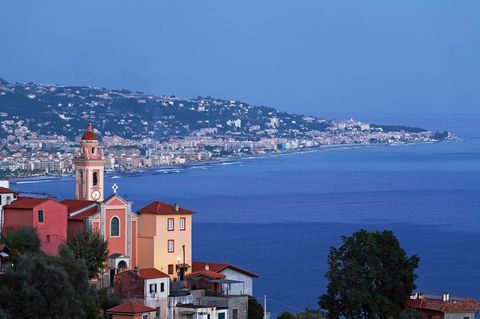 Panoramablick auf Vallecrosia im Hintergrund – im Vordergrund die Kirche vom Nachbarort Mortola Inferiore