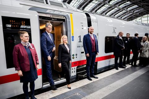 Bahnchefin Evelyn Palla (3.v.l.) und Verkehrsminister Patrick Schnieder (CDU, 2.v.l) bei der Vorstellung des neuen ICE L. Foto: