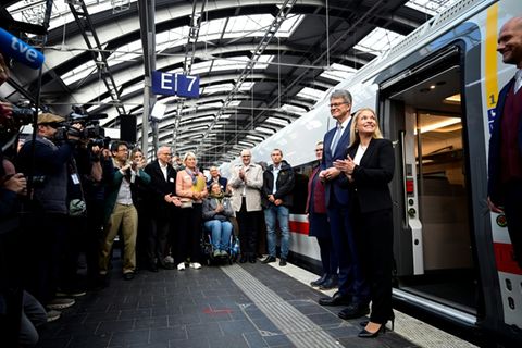 Schnieder und Palla bei der Zug-Vorstellung