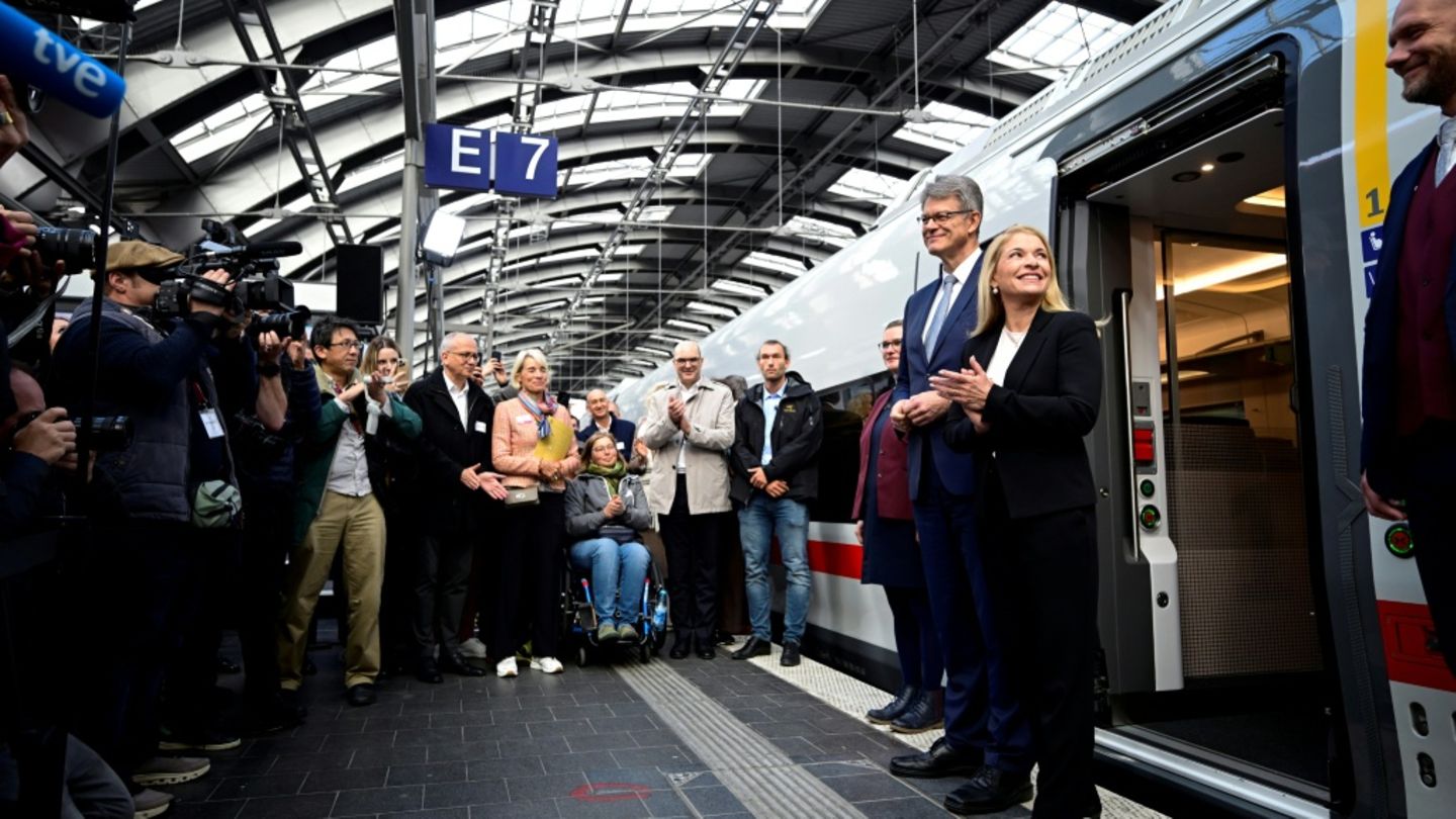 Schnieder und Palla bei der Zug-Vorstellung