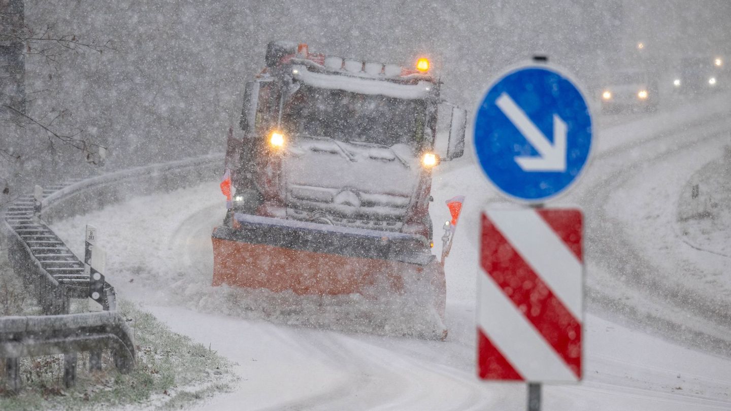 Der Winterdienst im Erzgebirge rüstet sich für die anstehende Saison. (Archivfoto) Foto: Hendrik Schmidt/dpa