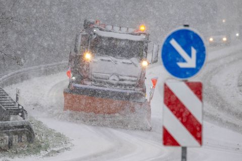 Der Winterdienst im Erzgebirge rüstet sich für die anstehende Saison. (Archivfoto) Foto: Hendrik Schmidt/dpa