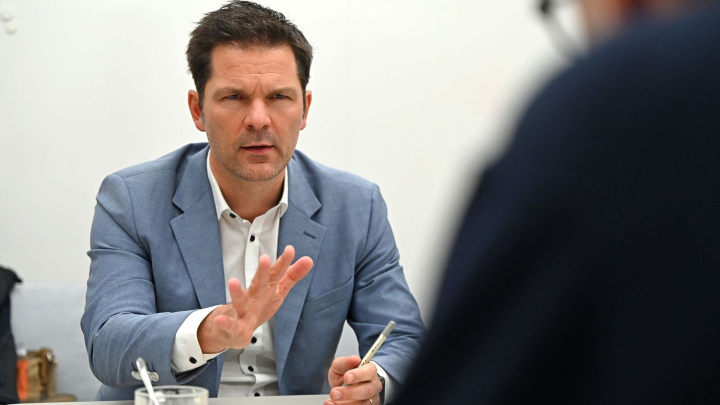 Steffen Krach soll die SPD in den Wahlkampf für die Abgeordnetenhauswahl 2026 führen. Auf einem Parteitag am 15. November soll e