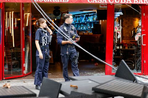 In Köln ist ein 73 Jahre alter Autofahrer versehentlich in eine Bar gefahren. Foto: Thomas Banneyer/dpa
