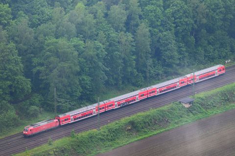 Reisende nach Prag müssen bald auf Busse umsteigen. (Symbolbild) Foto: Robert Michael/dpa