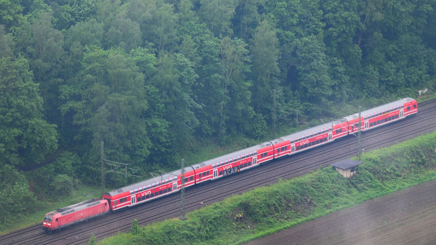 Reisende nach Prag müssen bald auf Busse umsteigen. (Symbolbild) Foto: Robert Michael/dpa