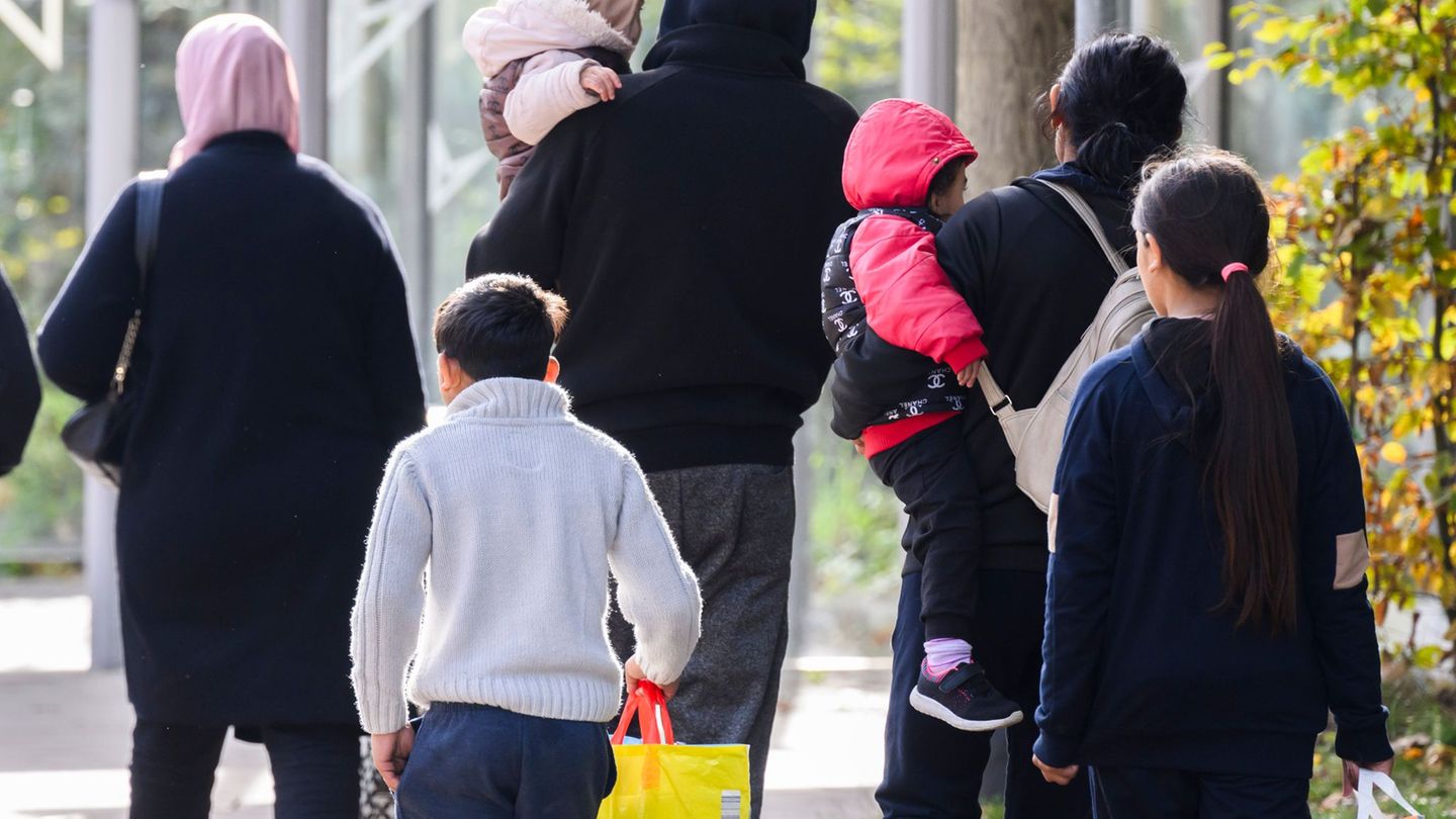 Der Flüchtlingsrat fordert mehr Unterstützung für Geflüchtete. (Symbolbild) Foto: Julian Stratenschulte/dpa