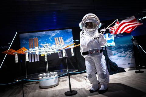 Die Ausstellung soll Besucherinnen und Besucher einen Einblick in die Raumfahrt geben. Foto: Sina Schuldt/dpa