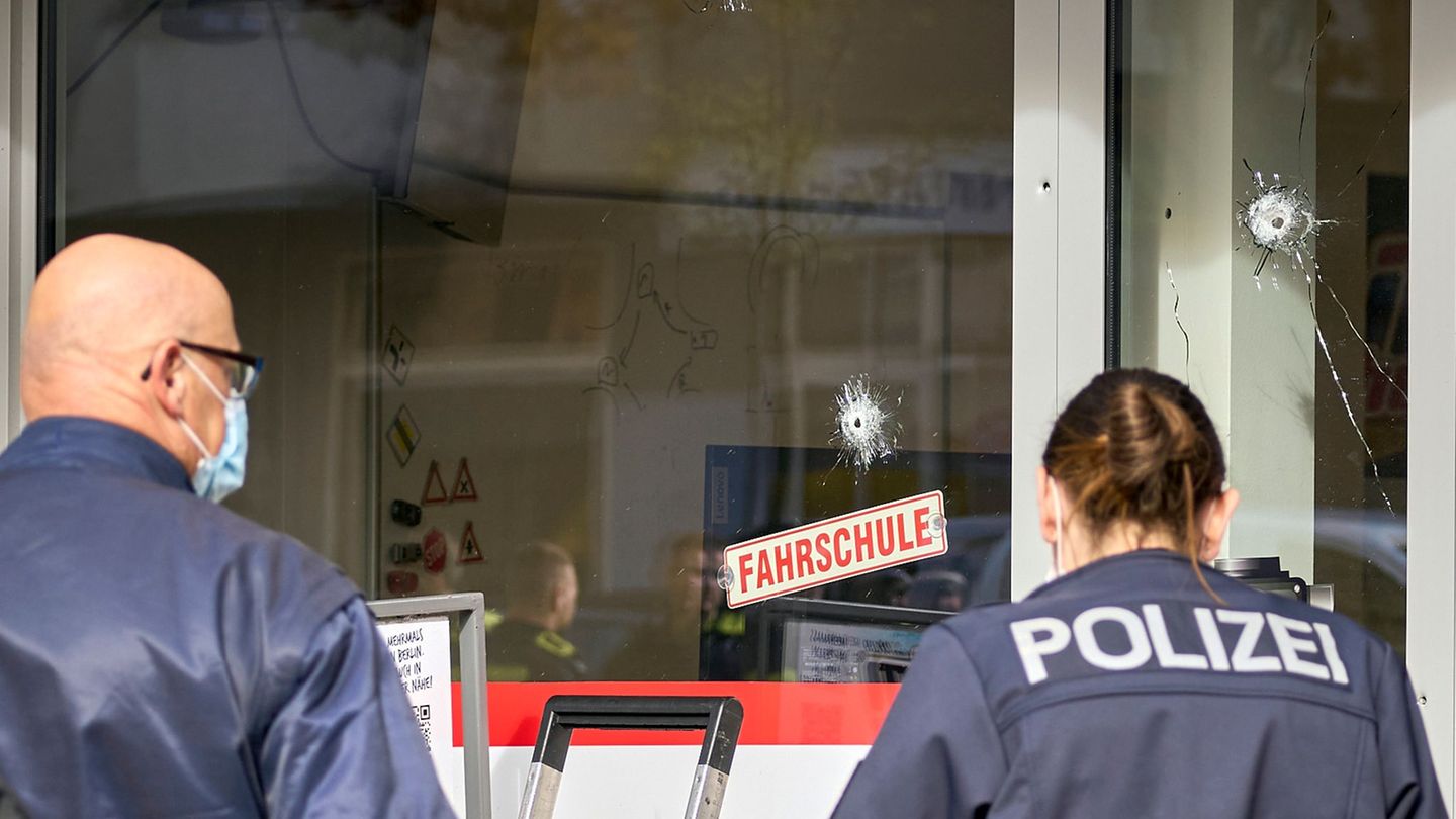 Auf die Schaufensterscheibe einer Fahrschule in Berlin-Reinickendorf sind vermutlich mehrere Schüsse abgefeuert worden. Foto: Mi
