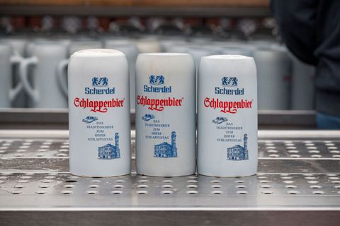 Die Brauerei Scherdel in Hof hat eine lange Tradition - doch der Produktionsstandort schließt. (Archivbild) Foto: Daniel Vogl/dp