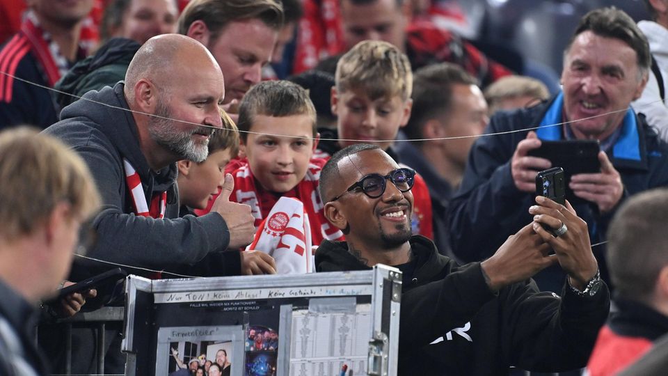 Jérôme Boateng takes a selfie with Bayern fans