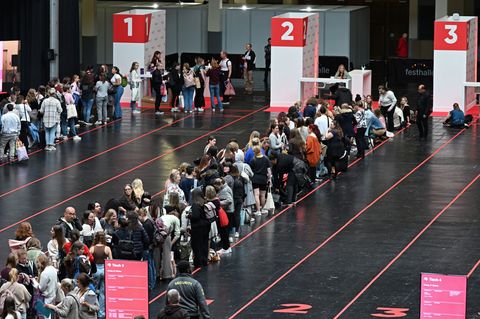 Warten auf Antonia Wesseling (links) und SenLinYu (rechts). Foto: Michael Brandt/dpa
