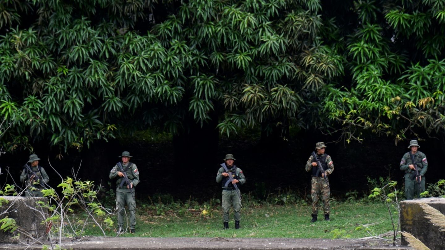 Venezolanische Soldaten an der Grenze zu Kolumbien