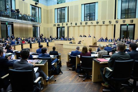 Manche Entscheidungen des Bundesrats haben direkte Auswirkungen auf den Alltag der Menschen im Land. Foto: Bernd von Jutrczenka/