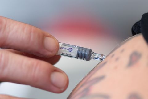 Bevor die Grippesaison richtig Fahrt aufnimmt, wird vor allem für ältere Menschen und chronisch Kranke die Grippeschutzimpfung e