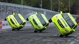 Peking, China. Auf zwei Rädern Auto zu fahren, ist schon Stunt genug. Aber dann auch noch synchron? Beim Training der GT World Challenge Asia in Peking sind exaktes Timing, Präzision und Beherrschung erforderlich, um so eine Meisterleistung auf die Räder stellen zu können