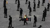 Portsmouth, Vereinigtes Königreich. Die Kunstinstallation "For Your Tomorrow" des britischen Künstlers Dan Barton umfasst rund 1500 Silhouetten aus Stahl, die Soldaten der D-Day-Landungen darstellen. Still und schweigend sind sie im Kiesbett arrangiert. Dadurch wird die Opferbereitschaft der damals Gefallenen spürbar. Entstanden ist somit ein nachdenklicher wie ehrwürdiger Gedenkraum