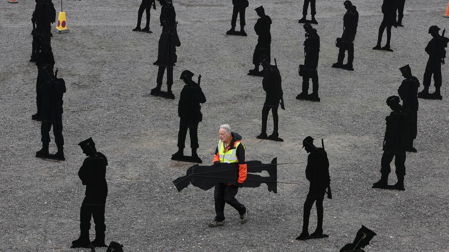 17. Oktober: Im Schatten stehen Portsmouth, Vereinigtes Königreich. Die Kunstinstallation "For Your Tomorrow" des britischen Künstlers Dan Barton umfasst rund 1500 Silhouetten aus Stahl, die Soldaten der D-Day-Landungen darstellen. Still und schweigend sind sie im Kiesbett arrangiert. Dadurch wird die Opferbereitschaft der damals Gefallenen spürbar. Entstanden ist somit ein nachdenklicher wie ehrwürdiger Gedenkraum