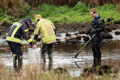 Einsatzkräfte haben bei ihren Ermittlungen zum Tod des achtjährigen Fabian aus Güstrow erneut einen Tümpel im Bereich des Fundor