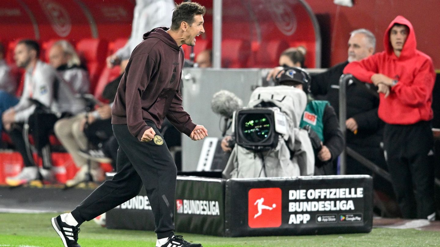 Nach dem Jubel in Düsseldorf hofft Miroslav Klose auf einen weiteren Erfolg. (Archivbild) Foto: Anke Waelischmiller/dpa