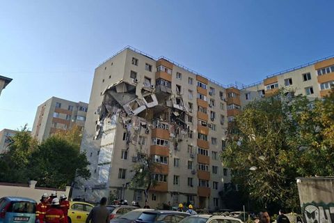 Das Haus droht einzustürzen, mehr Opfer werden befürchtet. Foto: Uncredited/ROMANIAN EMERGENCY SERVICES via AP/dpa