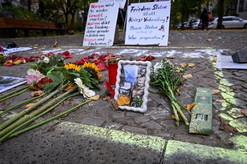 An der Stelle des abgebauten "Trostfrauen"-Denkmals in Moabit sind Blumen, Kerzen, Plakate und Fotos zu sehen. Foto: Jens Kalaen